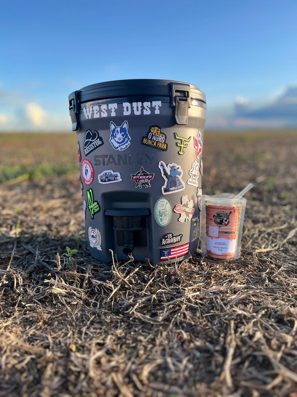 Tereré e Modão ao lado de um cooler em ambiente de campo