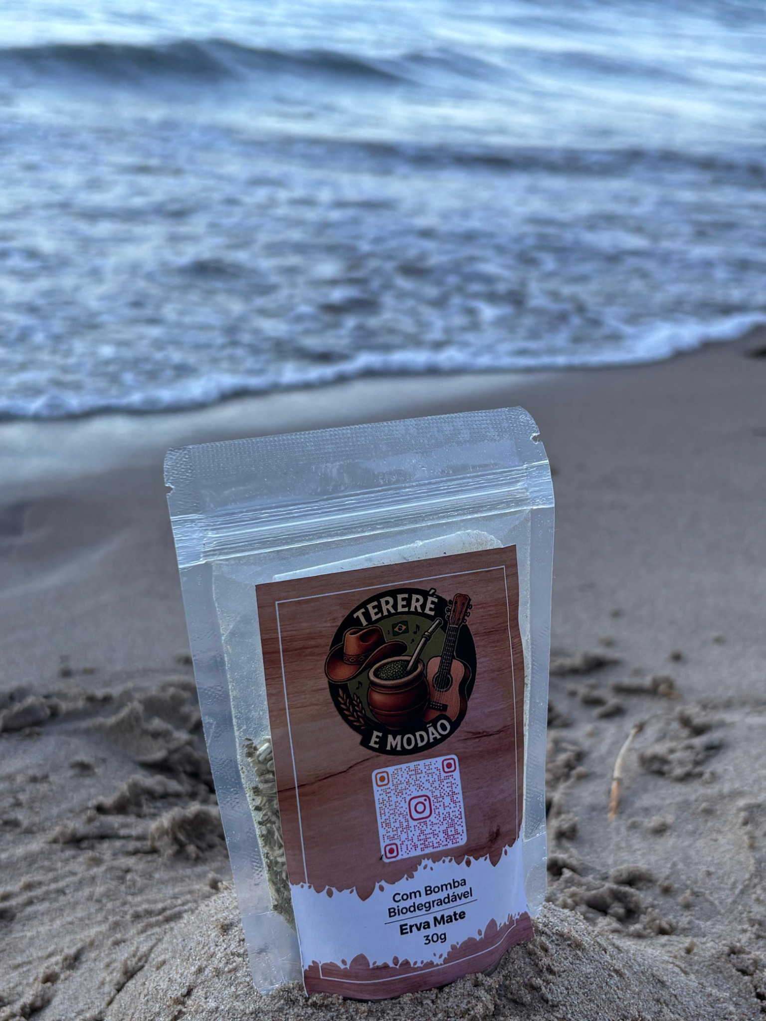 Embalagem do Tereré e Modão posicionada na areia da praia